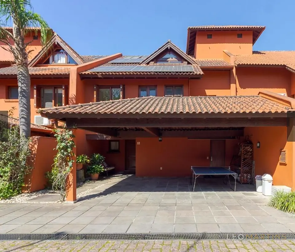 Fachada com garagem coberta