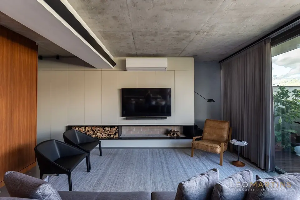 Sala de TV com lareira